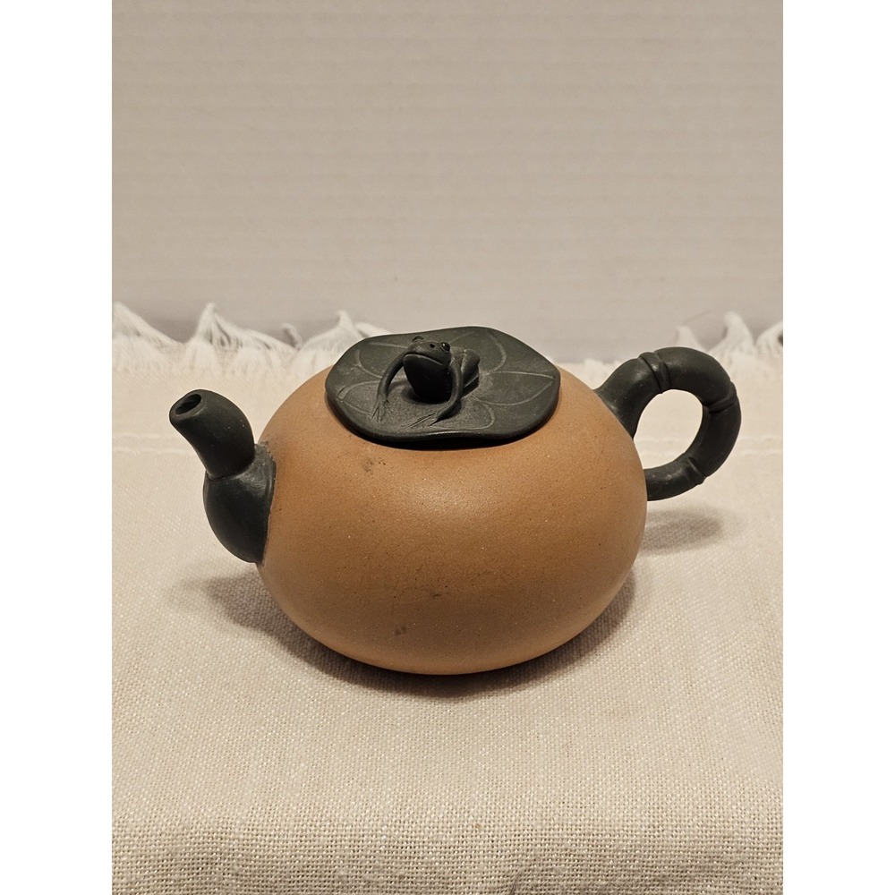 Yixing Zisha Clay Teapot Sculptured Frog Resting On Lily Pad